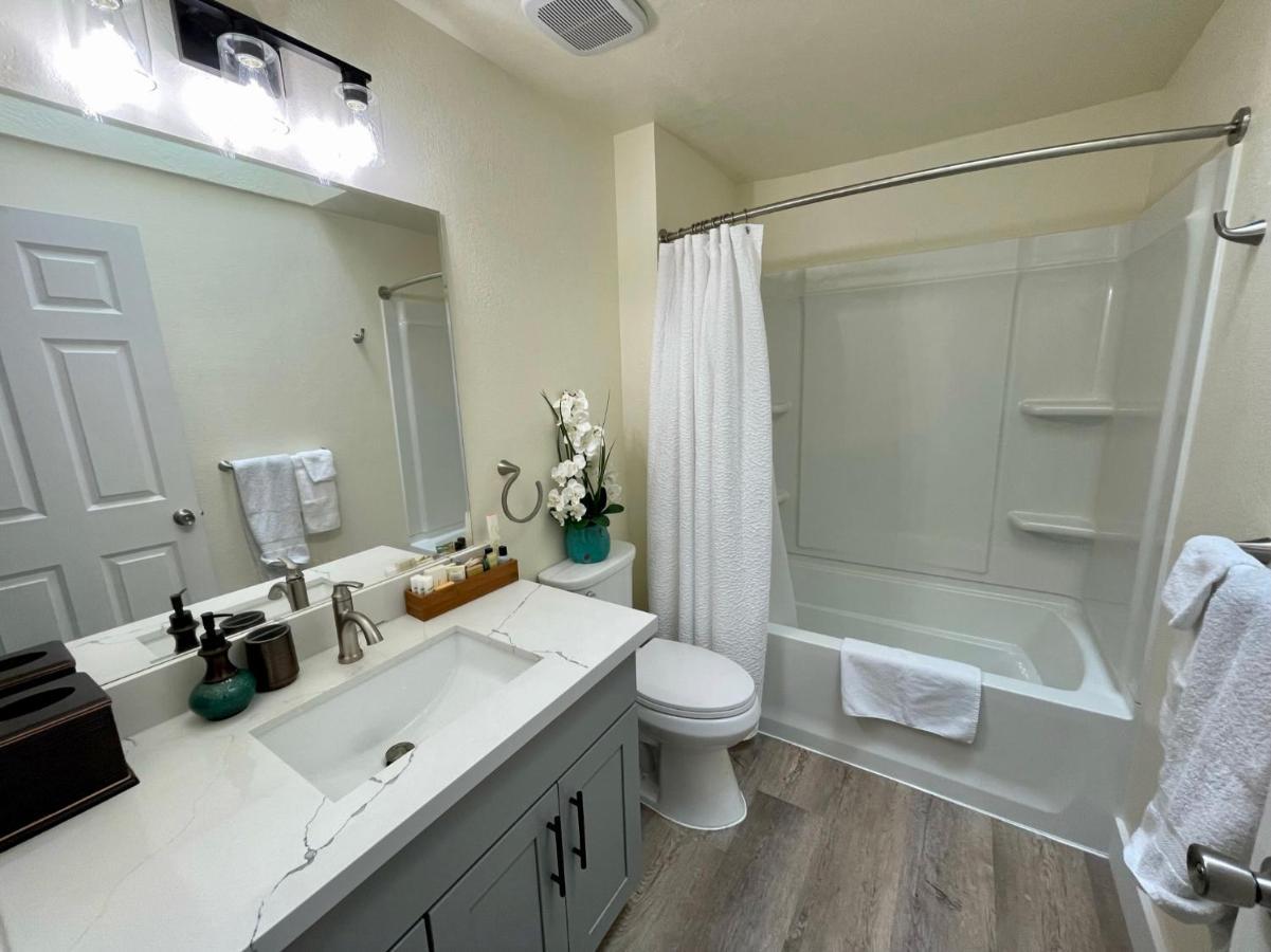 Tacoma 2 Bedrooms 1 Baths Sleep 5 With Compact Kitchen Buitenkant foto