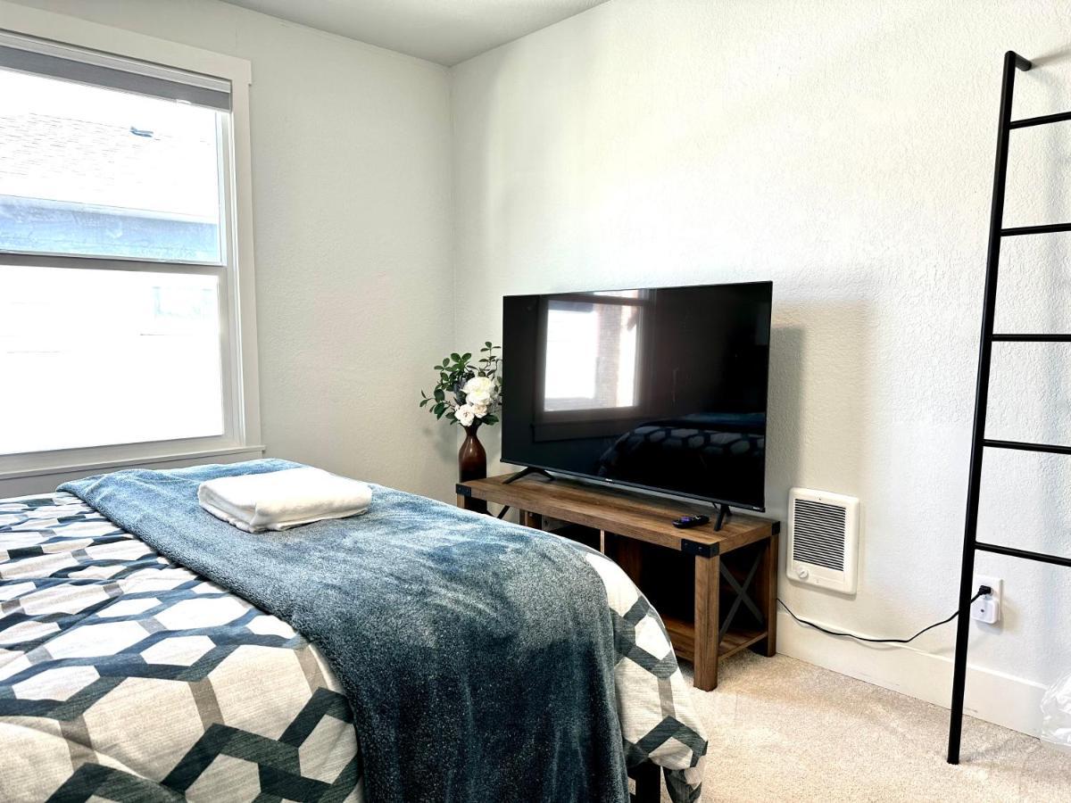 Tacoma 2 Bedrooms 1 Baths Sleep 5 With Compact Kitchen Buitenkant foto
